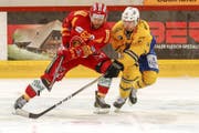 Langnaus Alexei Dostoinov (links), hier im Duell mit dem Davoser Sven Jung. (Bild: Marc Schumacher / Freshfocus (Langnau, 1. Februar 2018))