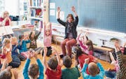 Luzerner Lehrer und Schüler erhalten ab dem kommenden Schuljahr einen Ferientag mehr. (Bild: Christian Beutler/Keystone (25. September 2014))