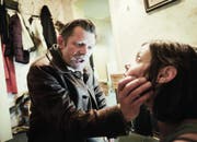 Das SRF entschuldigte sich mittlerweile für den Namensfauxpas beim Stadtluzerner Seelsorger Sepp Riedener. Sepp Rieder (links) ist eine brutale Filmfigur im neuen Tatort. (Bild: SRF / Daniel Winkler)