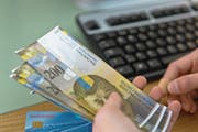 Gefragte Note: Ende 2016 waren 57 Millionen 200-Franken-Noten im Umlauf, 9,6 Prozent mehr als ein Jahr zuvor. (Bild: Martin Rütschi/Keystone)