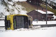 Links: Der Wind ist so stark, dass dieser Mann in Vevey am Genfersee von den hohen Wellen beinahe überrollt wird. Oben rechts: Auf der A1 bei Oensingen kippten mehrere Fahrzeuge um. Die Autobahn blieb über zwei Stunden gesperrt. Unten rechts: In Lenk wurde ein Zug der Montreux-Berner Oberland-Bahn vom Wind aus den Gleisen gehoben. (Bilder: Laurent Gilliéron/EPA, Christian Merz/Keystone, Anthony Anex/Keystone)