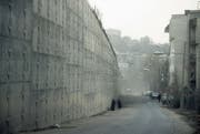 Aussenmauer des Evin-Gefängnisses in Teheran, aufgenommen im März 2006. Die Haftbedingungen stiessen immer wieder auf Kritik. (Bild: DPA)