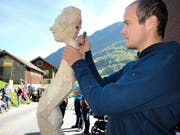 Holzbildhauer Peter Bissig gibt einen Einblick ins Kunsthandwerk. (Bild: PD)