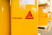 Sika-Logo auf einem Fass (Symbolbild), (Bild: Keystone)