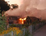 Das Gartenhaus steht in Flammen (Bild: Luzerner Polizei (Luzern, 30. August 2017))