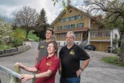Das Wirtepaar Markus und Ursula Zeller (mit Sohn Reto) hört im «Burestübli» auf. (Bild: Nadia Schärli (Kriens, 18. April 2017))