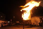 Der Amsteger Böögg hat so stark gebrannt, dass nach 15 Minuten nichts von ihm übrig geblieben ist. (Bild: Urs Hanhart)