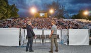 Organisator Franz Bachmann (rechts) mit Stadtpräsident Beat Züsli vor Filmbeginn beim diesjährigen Eröffnungsabend des Open-Air-Kinos Luzern am Alpenquai. (Bild: PD (12. Juli 2017))