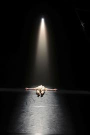 Das schwedische Kollektiv performt auf der Bühne des Theaterhauses Südpol. (Bild: Nadia Schärli)