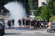 Die Anhänger aus Osijek werden von der Luzerner Polizei am Abend vor dem Match gegen den FC Luzern von einem Wasserwerfer nass gespritzt. (Bild: Luzerner Zeitung)