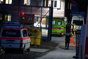 Die Polizei hat am Mittwochabend das Asylzentrum Steinhausen nach stundenlangen Verhandlungen gestürmt. (Bild: Maria Schmid / Neue ZZ)