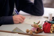Künftig sollen Schulnoten eine weniger gewichtige Rolle spielen und Sitzenbleiben kaum noch möglich sein. (Symbolbild) (Bild: Keystone)