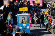 Der Umzug in Alosen führt einmal quer durchs Dorf und zurück. Das Motto der Alösler Fasnacht war "usinnig läufig". (Bild: Stefan Kaiser (Zuger Zeitung) (Zuger Zeitung))