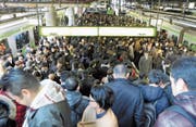 Japanerinnen und Japaner auf dem Weg zur Arbeit – die ihnen Auskommen und Überstunden beschert. (Bild: Getty (Tokio, 5. Februar 2013))