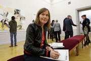 Pia Fries signiert an der Preisverleihung im Lindenau-Museum in Altenburg den Katalog zur Ausstellungseröffnung. (Bild: Jens Paul Taubert)