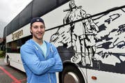 Symbole der Heimat seiner Eltern: Jesse Zgraggen posiert in Ambri vor einem Car seines Namensvetters aus Uri. (Bild: Freshfocus/Pius Koller)