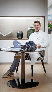 Der plastische Chirurg Jürg Häcki in seiner Lucerne Clinic, wo die Brustvergrösserungen durchgeführt werden. (Bild Pius Amrein)