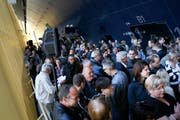 Schon beim Vorverkauf für die Saisonkarteninhaber herrschte grosser Andrang. (Bild: Jakob Ineichen / Neue LZ)