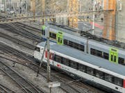 BLS- und SBB-Zug im Bahnhof Bern: Die BLS will die SBB im Fernverkehr unter Druck setzen. (Archivbild) (Bild: KEYSTONE/ALESSANDRO DELLA VALLE)