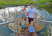 Janine und Stefan Chastonay vergnügen sich mit Lio (im Wasser stehend), Noemi und Lars im Kneippgarten Gisikon. (Bilder Manuela Jans-Koch/Nadia Schärli)