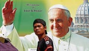 Passant vor einem Willkommensplakat für Papst Franziskus in Myanmar. (Bild: Lynn Bo Bo/Keystone (Rangun, 26. November 2017))