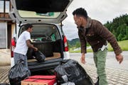 Zügeltag: Die Asylsuchenden Hamdu Kamal (oben links) und Abas Jervar laden in Escholzmatt ihr Gepäck aus. José Flüeler, Vertreter der kantonalen Behörde (Bild unten rechts), übergibt den Männern die Schlüssel. (Bild: Eveline Beerkircher / Neue LZ)