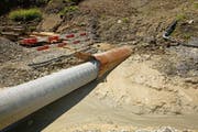 Die Trinkwasser-Druckleitung wird eingezogen. (Bild: PD)