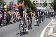 In diesem Jahr fahren die Radprofis nicht durch die Stadt Luzern. Im Bild 2012 bei der St. Karlibrücke. (Bild: Dominik Wunderli / Neue LZ)