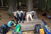 Die Lagerleiter der Wölfli St. Rochus Büren-Oberdorf gönnten sich im Lagersommer 2015 eine Lesepause. (Bild: Archiv Neue LZ / Sara Barmettler)