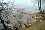 Beim St. Adrian stürzte ein Bagger in den See. Er wird durch die Feuerwehren Arth-Goldau und Küsnacht gesichert. Auf dem See schwimmen Ölsperren. (Bild Erhard Gick/Neue SZ)