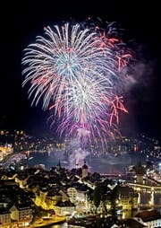 Farbenprächtige Feuerwerke glitzern über dem Luzerner Seebecken - Aussicht vom Châtau Gütsch. (Bild: Archiv Neue LZ / Pius Amrein)