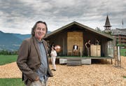 Ausstellungsmacher Otto Steiner vor dem Pavillon der Ausstellung «Niklaus von Flüe – Unterwegs». (Bild: Corinne Glanzmann (Flüeli-Ranft, 27. Juni 2017))