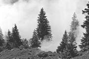 Der künstliche Nebel einer Rauchpetarde verbreitet sich 1940 im Urner Gelände. (Bild Staatsarchiv Uri)