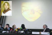 Stolz präsentierten Isabelle Dinoires Ärzte 2005 die gelungene Gesichtstransplantation. Ein Jahr später hat sie mit ihrem neuen Antlitz lächeln gelernt (kleines Bild). (Bild: Getty)
