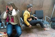 Verletzte Frauen nach dem Anschlag am Brüsseler Flughafen. Bild: Ketevan Kardava/Keystone (22. März 2016)