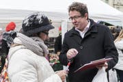 Sammelt Unterschriften auf der Strasse: SVP-Präsident Albert Rösti. (Bild: Anthony Anex / Keystone)