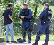 Sechs Jugendliche wurden auf der Bergstrasse in Oberarth kontrolliert. (Bild: Geri Holdener, Bote der Urschweiz)