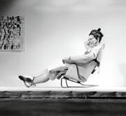 Ray Eames sitzt in einem experimentellen Lounge Chair. Auf den Markt kommt die Designikone 1956. (Bild: Eames Office LLC)