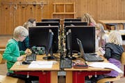 Diese Primarschüler in Sempach erlernen im Rahmen des Projekts PrimaLogo die kindgerechte Programmiersprache Logo. (Archivbild Pius Amrein)