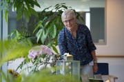 Susanne Imfeld (65) an einem Gedenktisch in der Pallative-Care-Abteilung im Viva Luzern Eichhof. (Bild: Dominik Wunderli (Luzern, 21. Juli 2017))