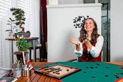 SVP-Ständeratskandidatin Yvette Estermann (48 spielt Scrabble in drei Sprachen – zu Hause mit ihrer Familie in Kriens. (Bild Philipp Schmidli)