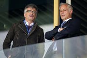 Investor Marco Sieber (links) und FCL-Präsident Ruedi Stäger auf der Tribüne der Swissporarena. (Bild Philipp Schmidli)