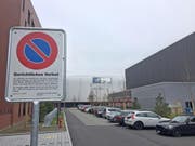 Ein Schild weist auf das Parkverbot hin. Trotzdem parkieren viele Autofahrer auf dem Platz zwischen der Wohnüberbauung (links), der Mall (hinten) und dem Kinokomplex. (Bild: René Meier (Ebikon, 24. Dezember 2017))