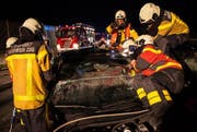 Die Feuerwehr beim Aufsägen eines Autos. (Bild: Feuerwehr Zug)