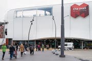 Besucherinnen und Besucher strömten gestern zur Eröffnung in die Mall of Switzerland. (Bild: Keystone/Alexandra Wey (Ebikon, 8. November 2017))