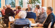 Bewohner im Café des Betagtenzentrums Dösselen. (Bild: Evelyne Beerkircher (Eschenbach, 6. Dezember 2017))