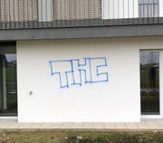 Eine besprayte Hausfassade. (Bild: Luzerner Polizei)