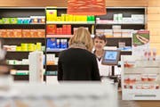 Schweizer Prämienzahler müssen für Medikamente weiterhin tief in die Tasche greifen. (Bild: Keystone/Gaetan Bally)