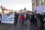Während ehrere Hundert Schüler mit einem «Trauermarsch» gegen die Zwangsferien protestieren, erteilt auch der Kantonsrat der Regierung eine Abfuhr. (Bild: Keystone)