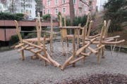 Das neue Klettergerüst mit verschiedenen Wegen und Abgängen und Anbaurutsche. (Bild: pd)